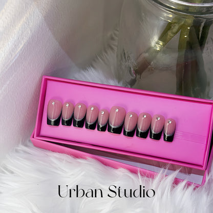 Midnight Edge press-on nails in square shape, short length – detail view 2